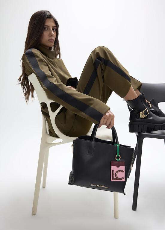SHOPPER EFECTO PIEL CON COLGANTE A CONTRASTE